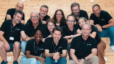 Echipa Univity reunită, pregătită pentru dezvoltarea sateliților 5G.