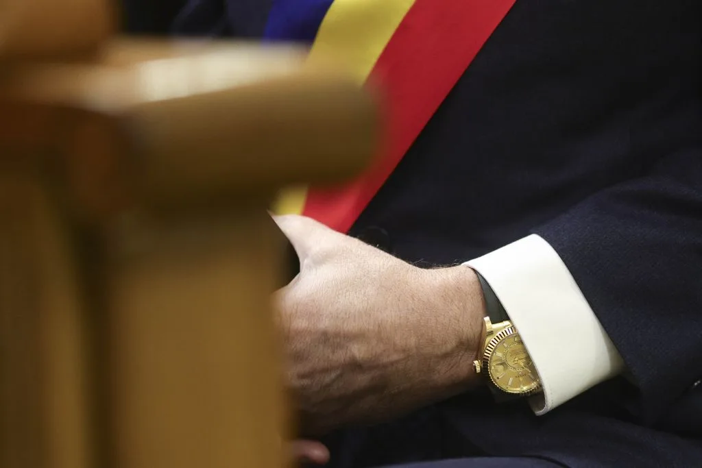 Primarul Ioan Stăgerean cu un ceas de lux la întâlnirea cu Ilie Bolojan.