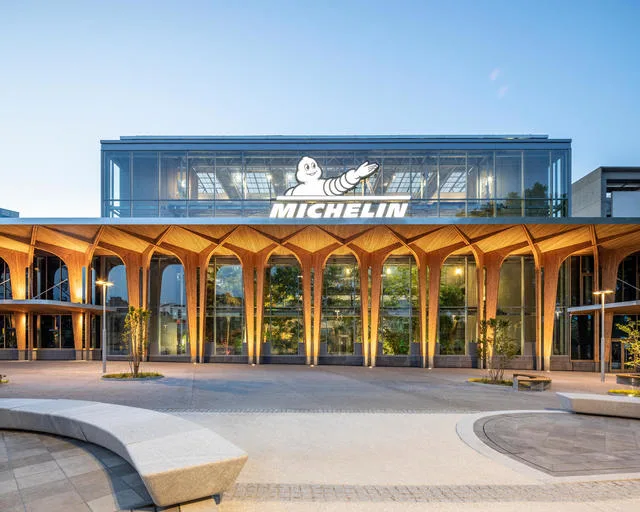 Sediul Michelin cu arhitectură modernă și logo vizibil.