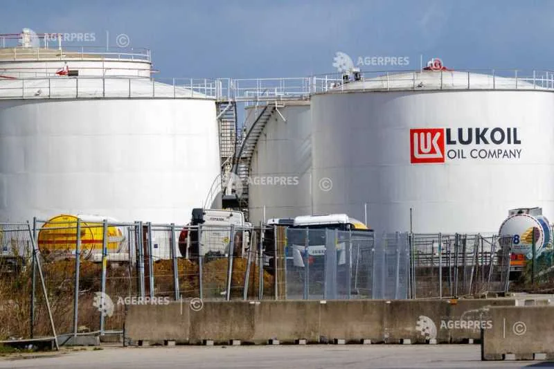 Rezervoare de petrol Lukoil, simbol al activelor internaționale în vânzare.