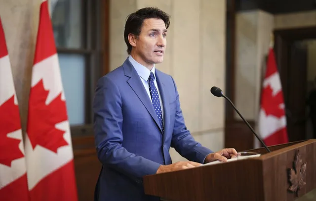 Justin Trudeau discutând despre presiunile economice asupra industriei canadiene.