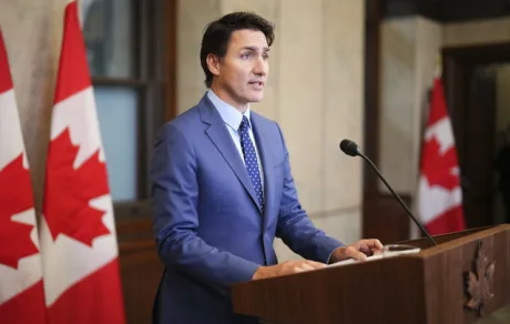 Justin Trudeau discutând despre presiunile economice asupra industriei canadiene.