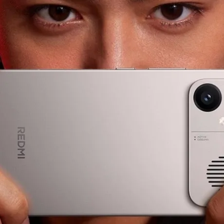 Utilizator testând camera telefonului REDMI K90 Max într-un mediu luminos.