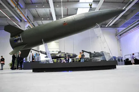 Rachete și echipamente militare expuse într-un spațiu de expoziție.