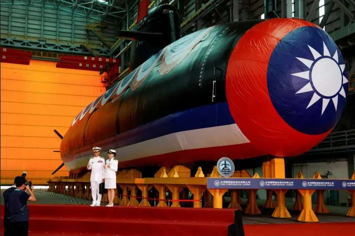Submarin taiwanez în construcție, simbol al avansului militar local.