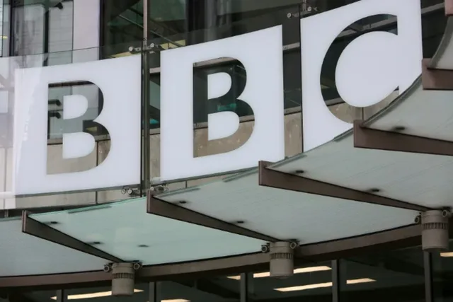 Logo-ul BBC pe clădirea sediului central, simbol al media britanice.