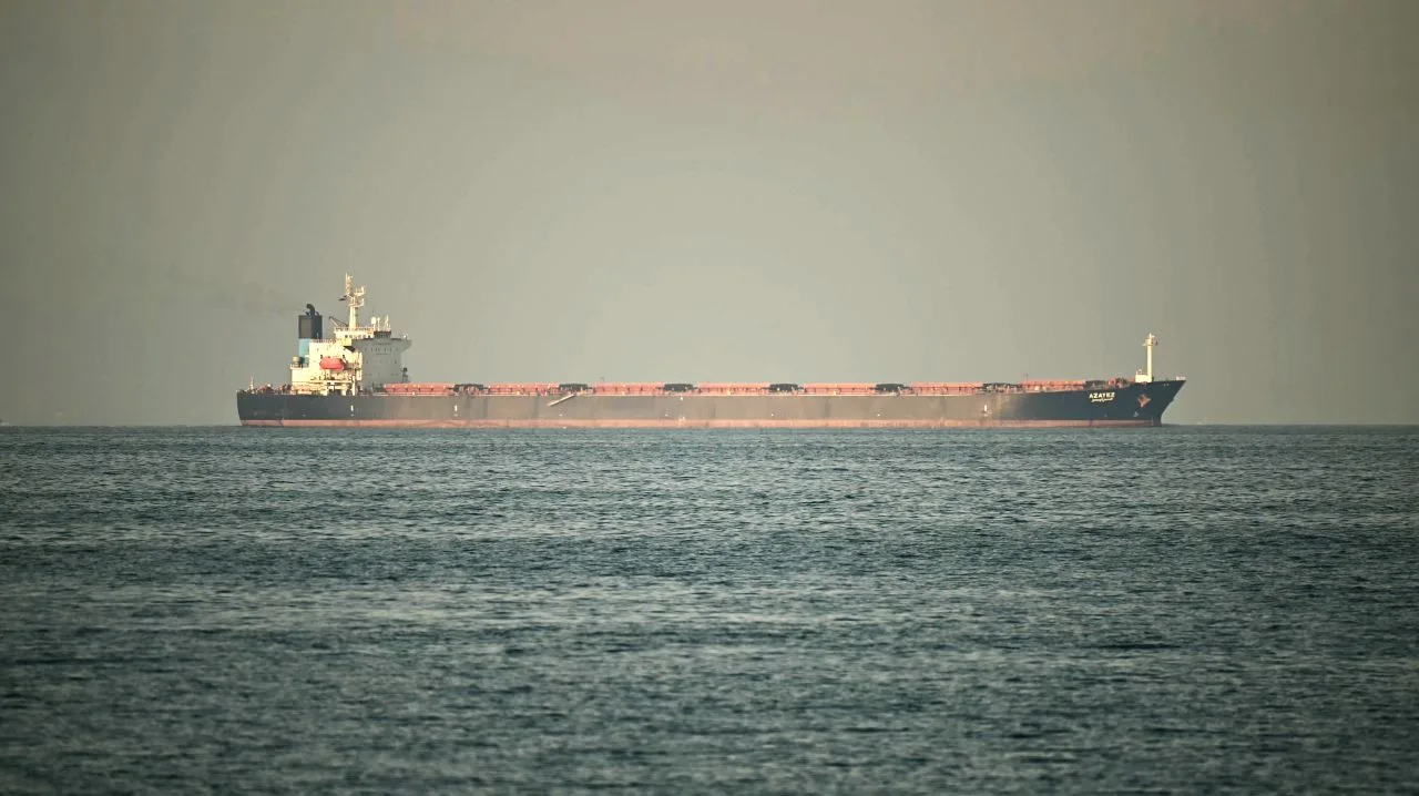 Nava comercială navigând pe o apă calmă, în apropierea unei strâmtori.