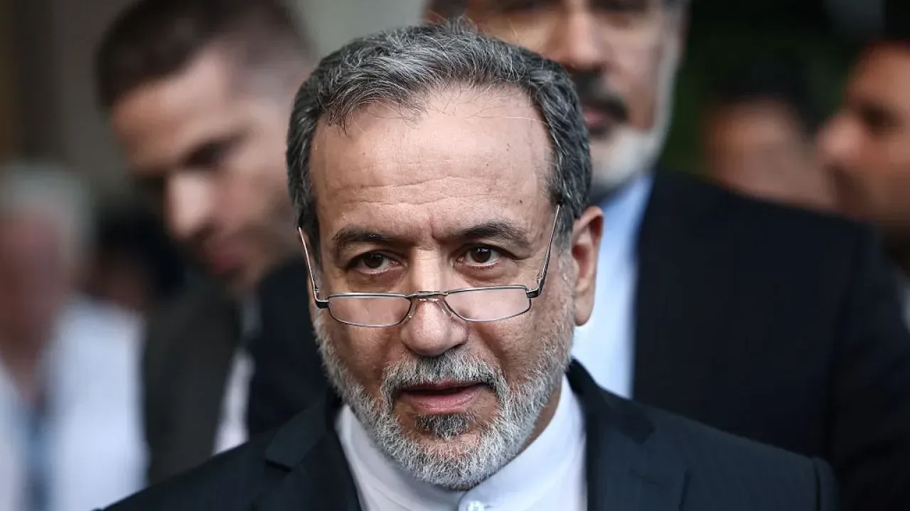 Oficial iranian discutând despre bilanțul conflictului recent.