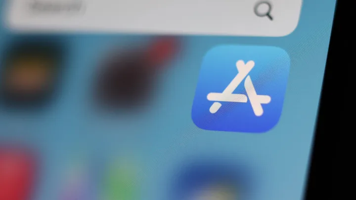 Logo-ul App Store pe un dispozitiv mobil, evidențiind aplicațiile disponibile.