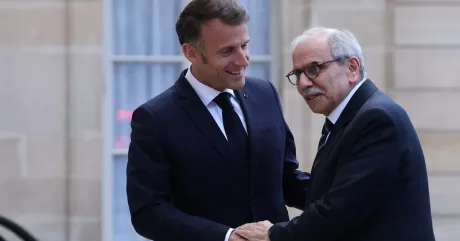 Protestatari cu steaguri Hezbollah și fum în Beirut.