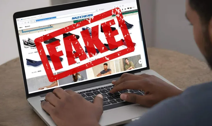 Persoană navigând pe un site de comerț online cu semne de avertizare.