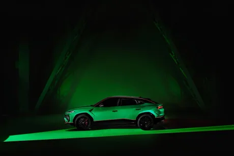 Lamborghini Urus SE Tettonero Capsule într-o lumină verde dramatică.