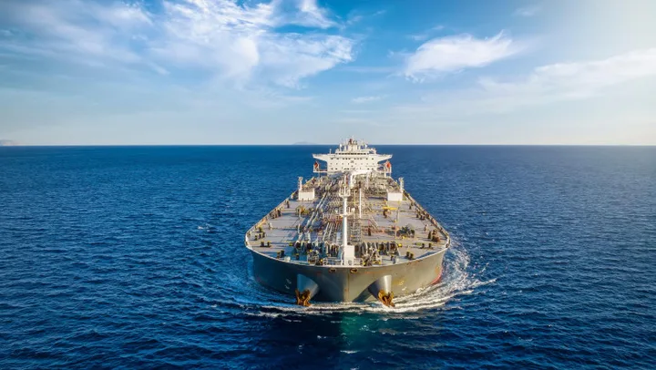 Nava de transport pe fundalul mării, navigând spre Strâmtoarea Ormuz.