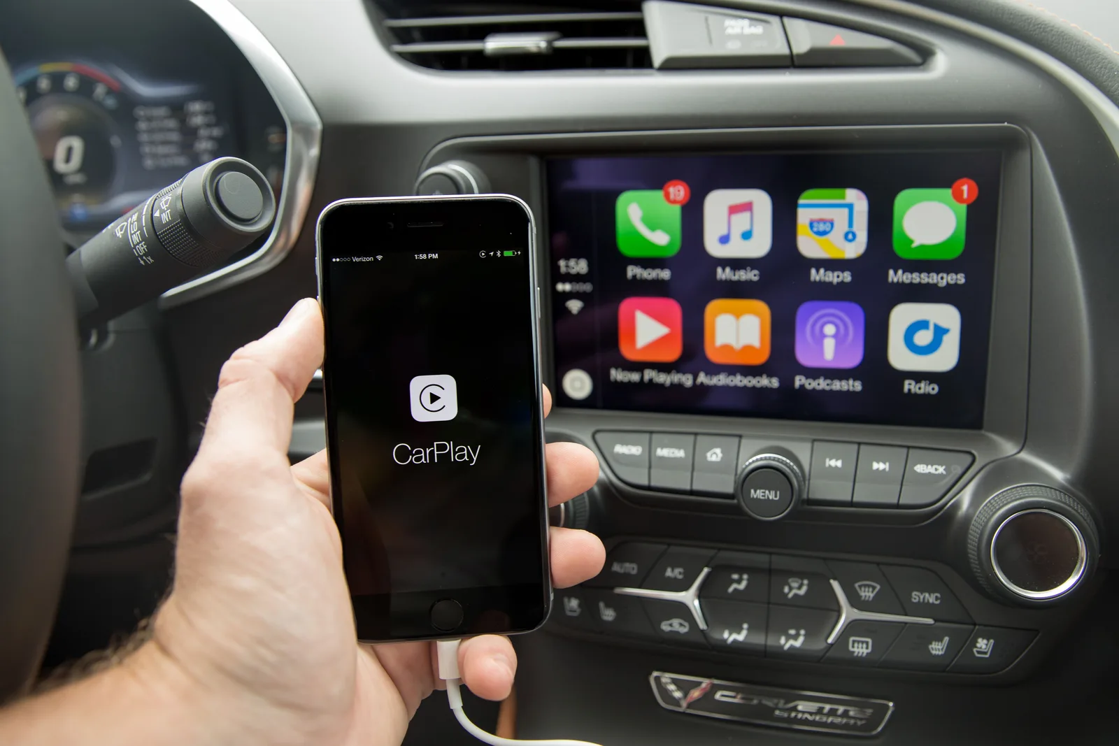 Interfața CarPlay cu aplicații AI vocale pentru șoferi, oferind acces la asistenți terți.