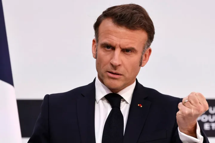 Emmanuel Macron discutând despre restituirea artefactelor coloniale în Franța.