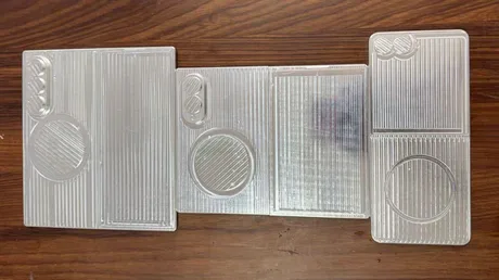 Machete metalice pentru Galaxy Z Fold 8 și Flip 8, evidențiind designul și dimensiunile acestora.