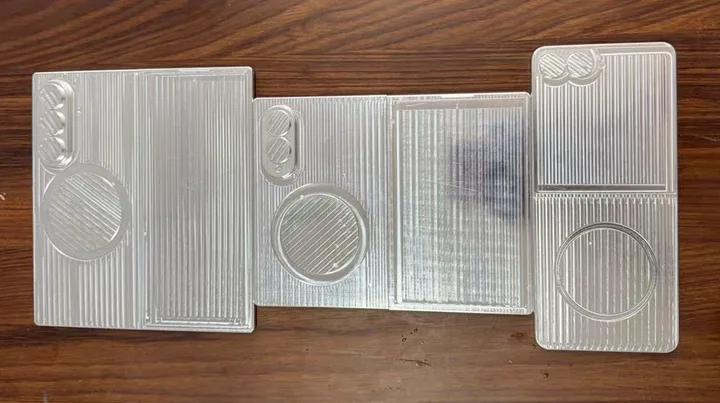 Machete metalice pentru Galaxy Z Fold 8 și Flip 8, evidențiind designul și dimensiunile acestora.