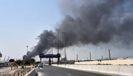 Fum gros se ridică deasupra unei zone afectate de atacuri cu drone.