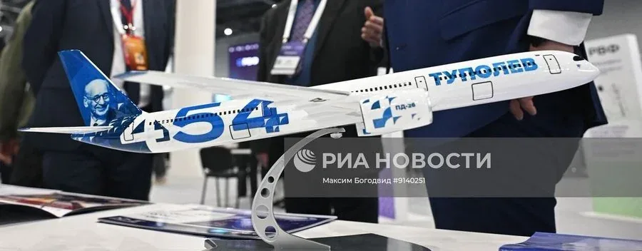 Modelul concept Tu-454 expus la Forumul Rus de Venture Capital din Kazan.