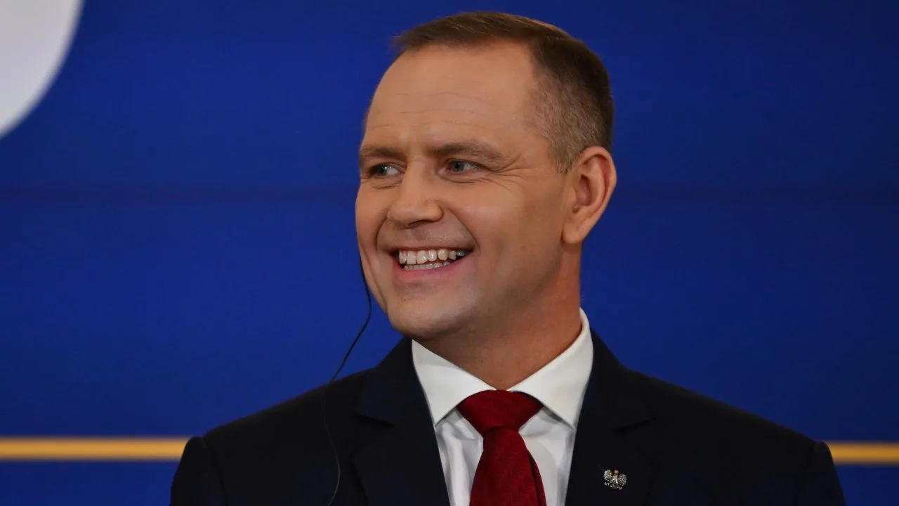 Karol Nawrocki zâmbește în timpul unei conferințe de presă importante.