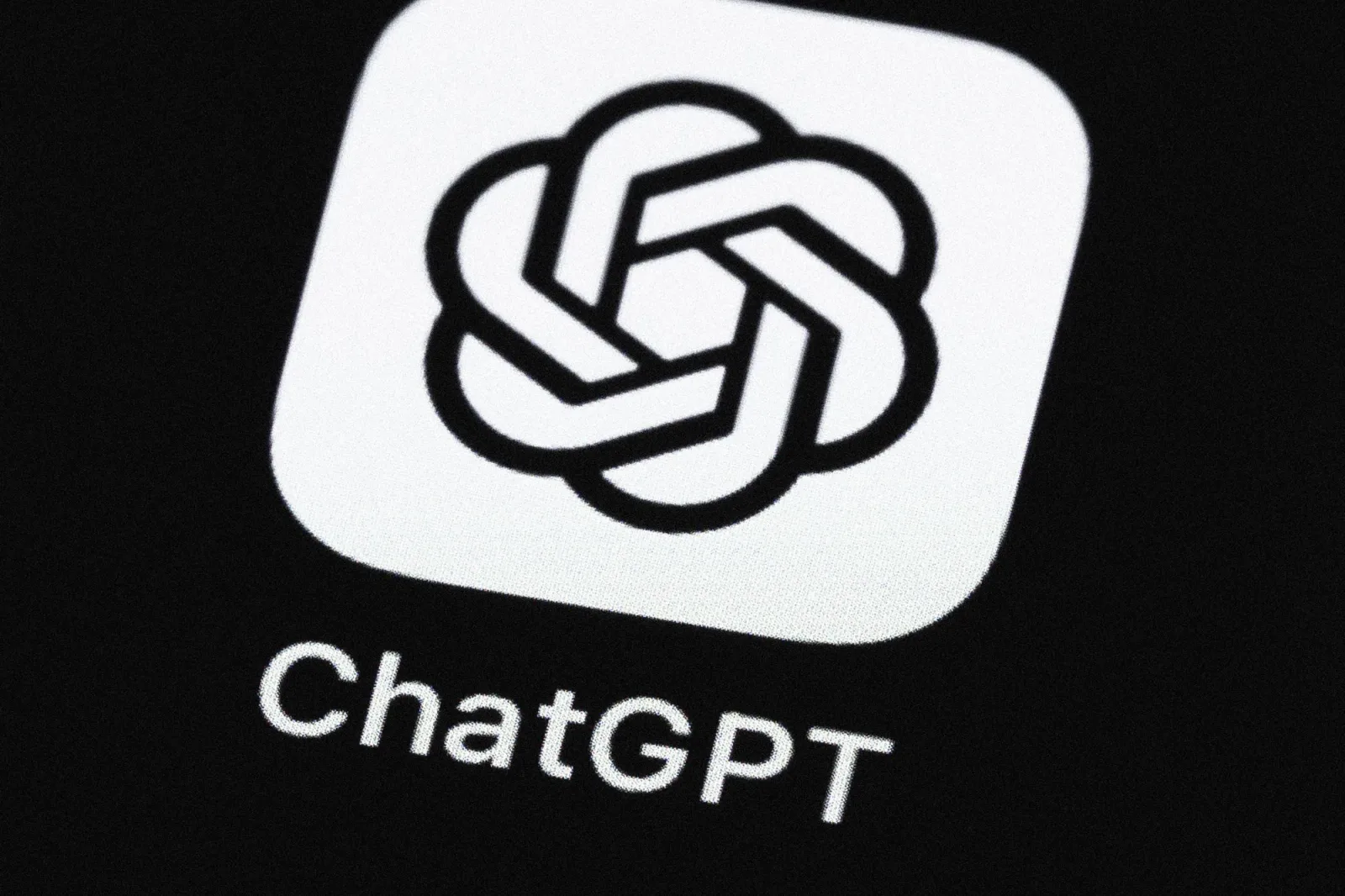 Logo-ul ChatGPT pe fundal întunecat, simbolizând aplicația.
