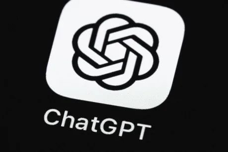 Logo-ul ChatGPT pe fundal întunecat, simbolizând aplicația.