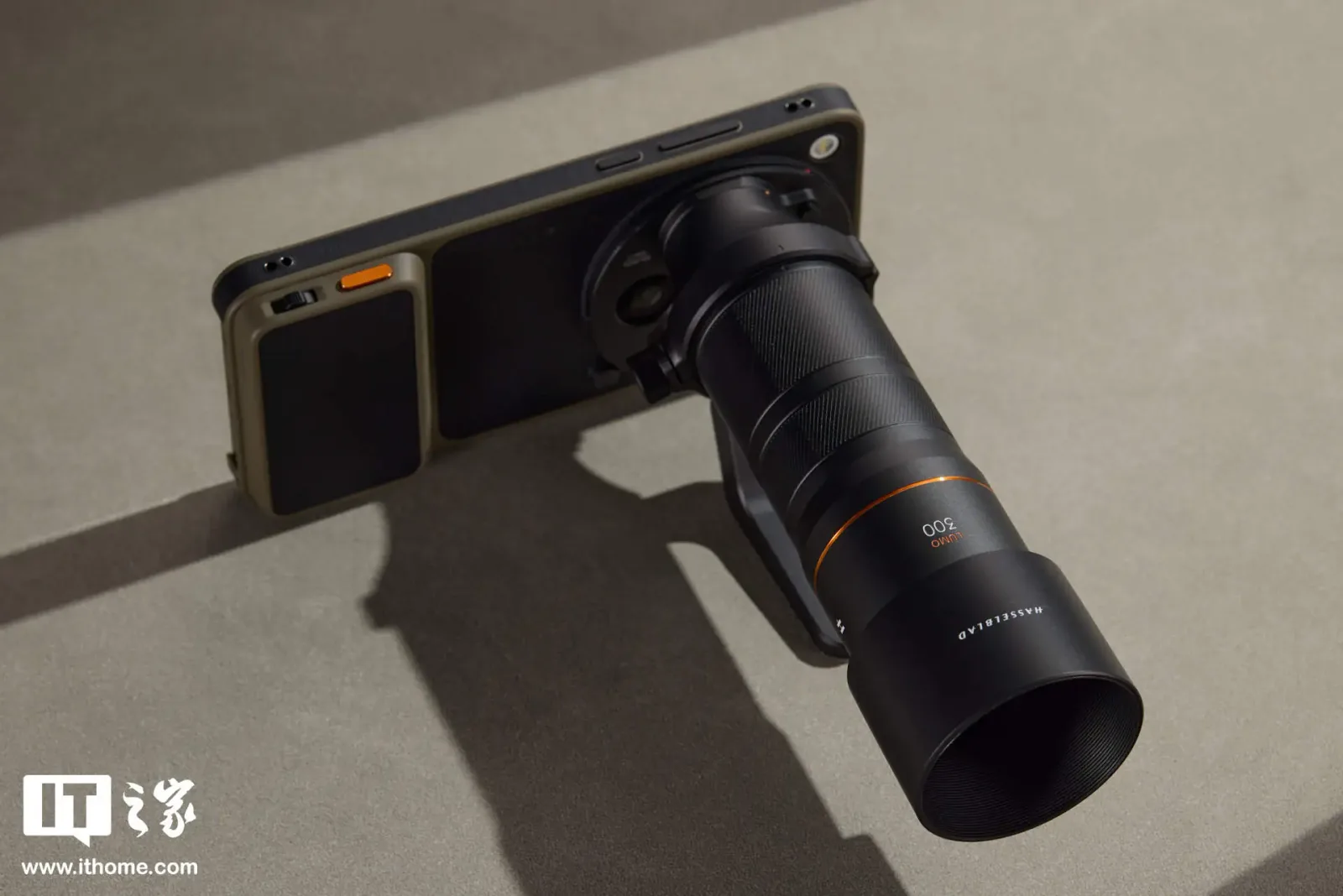 Un telefon mobil cu un sistem foto avansat și accesorii pentru fotografie.