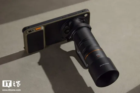 Un telefon mobil cu un sistem foto avansat și accesorii pentru fotografie.