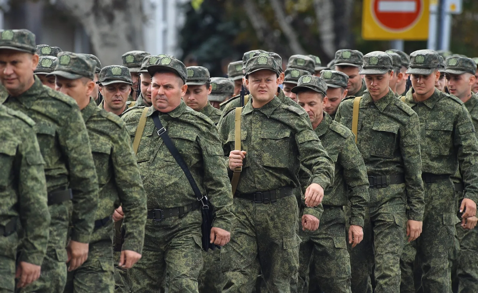 Soldați ruși în uniformă, în timpul unei parade militare.