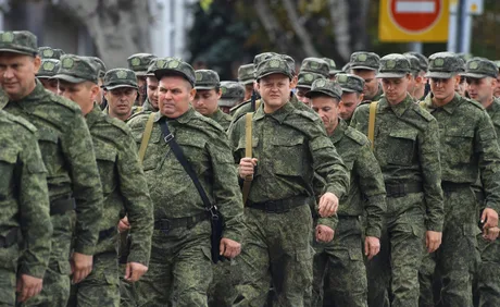 Soldați ruși în uniformă, în timpul unei parade militare.