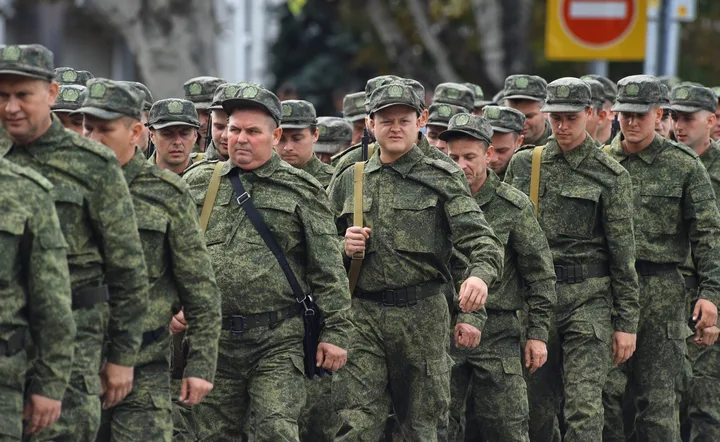 Soldați ruși în uniformă, în timpul unei parade militare.