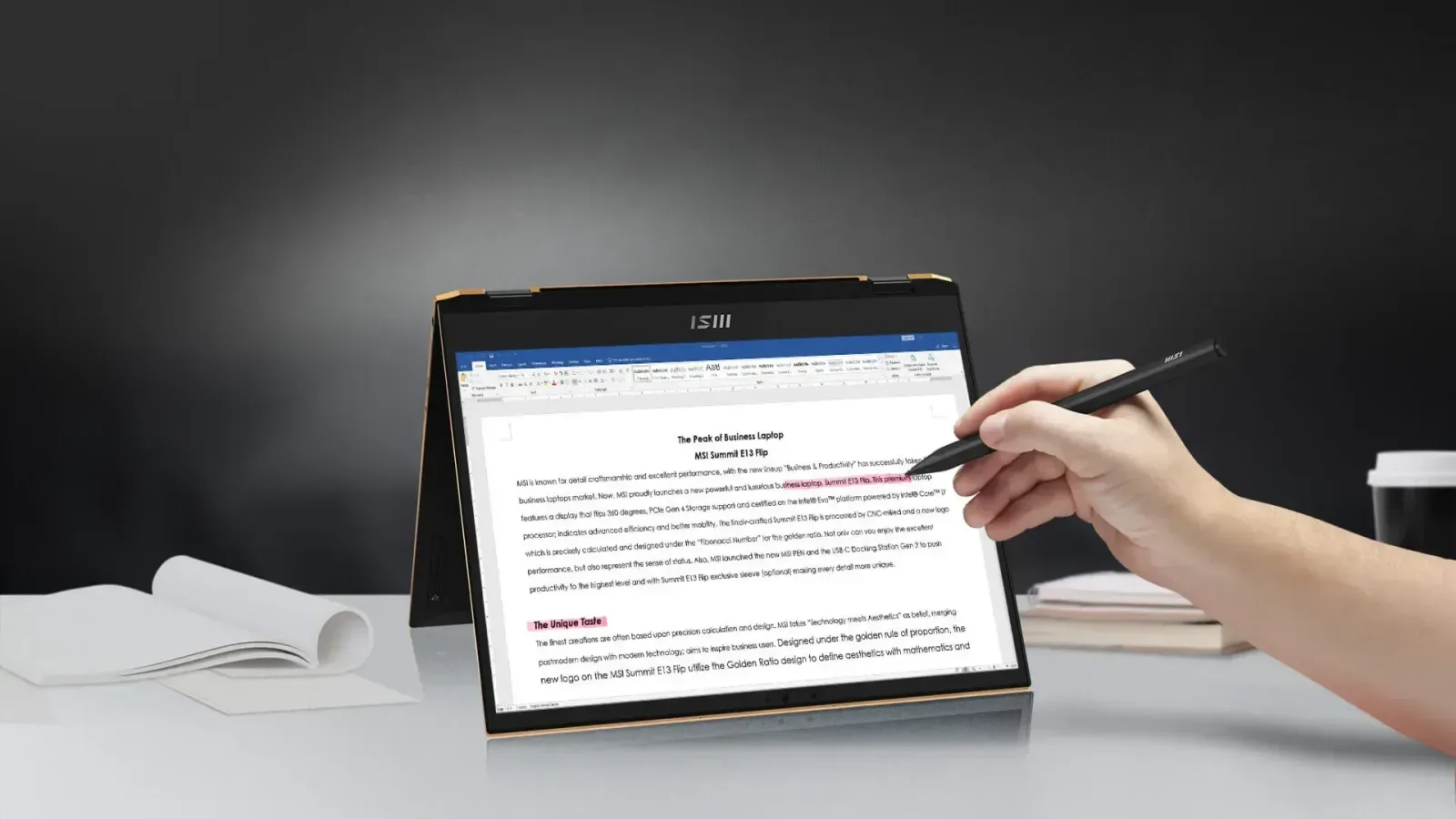 Stylus inovator Nano Pen utilizat pentru scris și comenzi vocale.