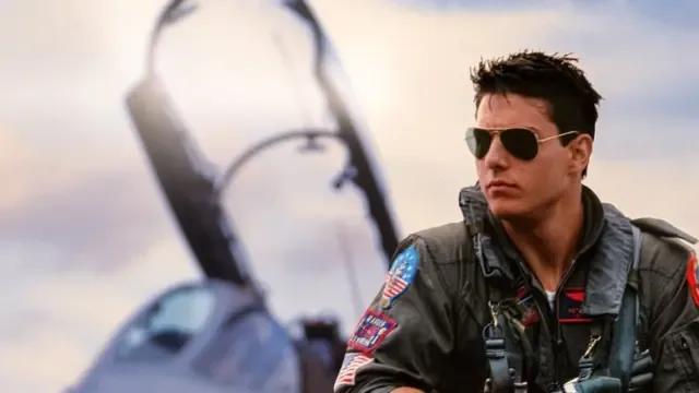 Tom Cruise purtând ochelari de soare în filmul Top Gun.