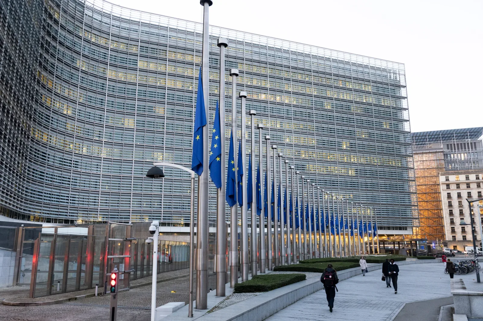 Clădirea Comisiei Europene cu steaguri fluturând în față