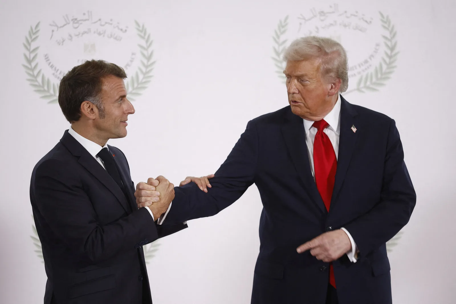 Emmanuel Macron și Donald Trump discutând despre o cină la Versailles.
