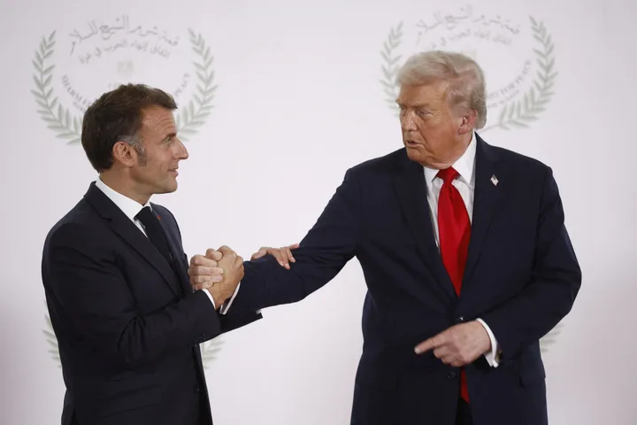 Emmanuel Macron și Donald Trump discutând despre o cină la Versailles.