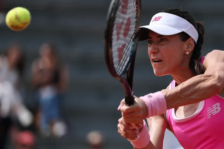 Sorana Cîrstea în acțiune pe terenul de tenis la Roland Garros.