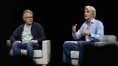 John Giannandrea și un alt executiv discutând despre strategia Apple în AI.