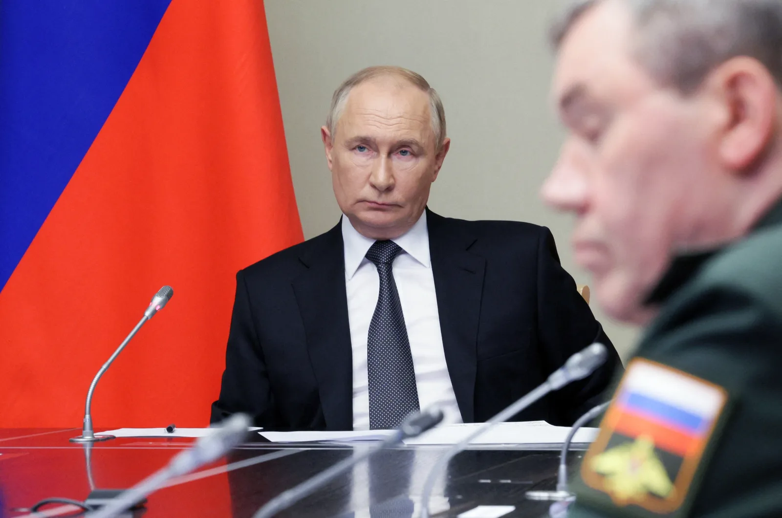 Vladimir Putin ascultând rapoartele comandanților militari despre Donbas.