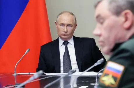 Vladimir Putin ascultând rapoartele comandanților militari despre Donbas.