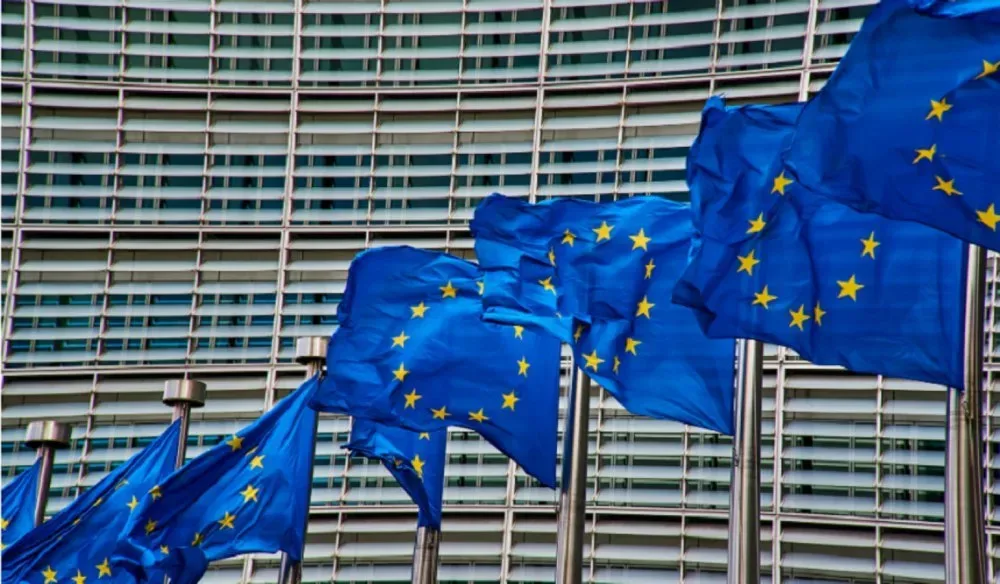 Steaguri ale Uniunii Europene fluturând în fața clădirii oficiale.