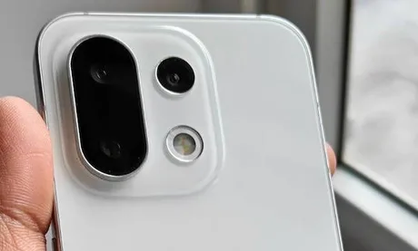 Designul camerei telefonului Reno16 Pro Mini cu elemente geometrice distincte.