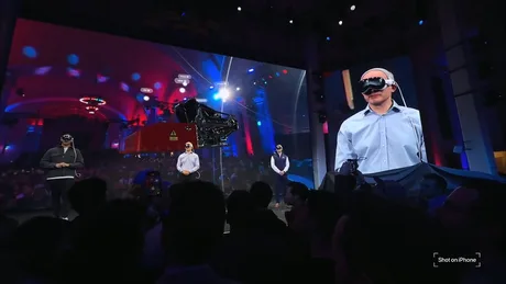 Prezentatori cu Apple Vision Pro pe scenă la evenimentul Red Bull F1.