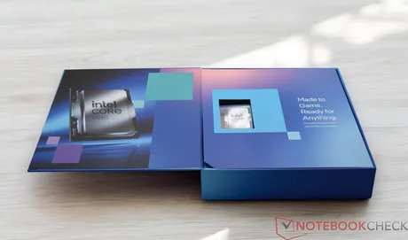 Cutie elegantă pentru cipuri Intel, evidențiind inovațiile tehnologice recente.