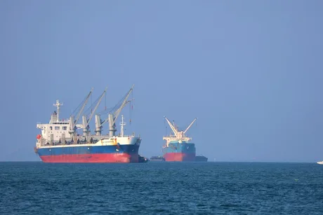 Vase comerciale ancorate în Strâmtoarea Ormuz, sub control militar iranian.