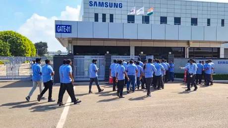 Angajați Samsung intrând în clădirea companiei pentru o zi de muncă.