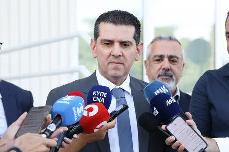 Ministrul Energiei din Cipru discutând despre exporturile de gaze naturale.