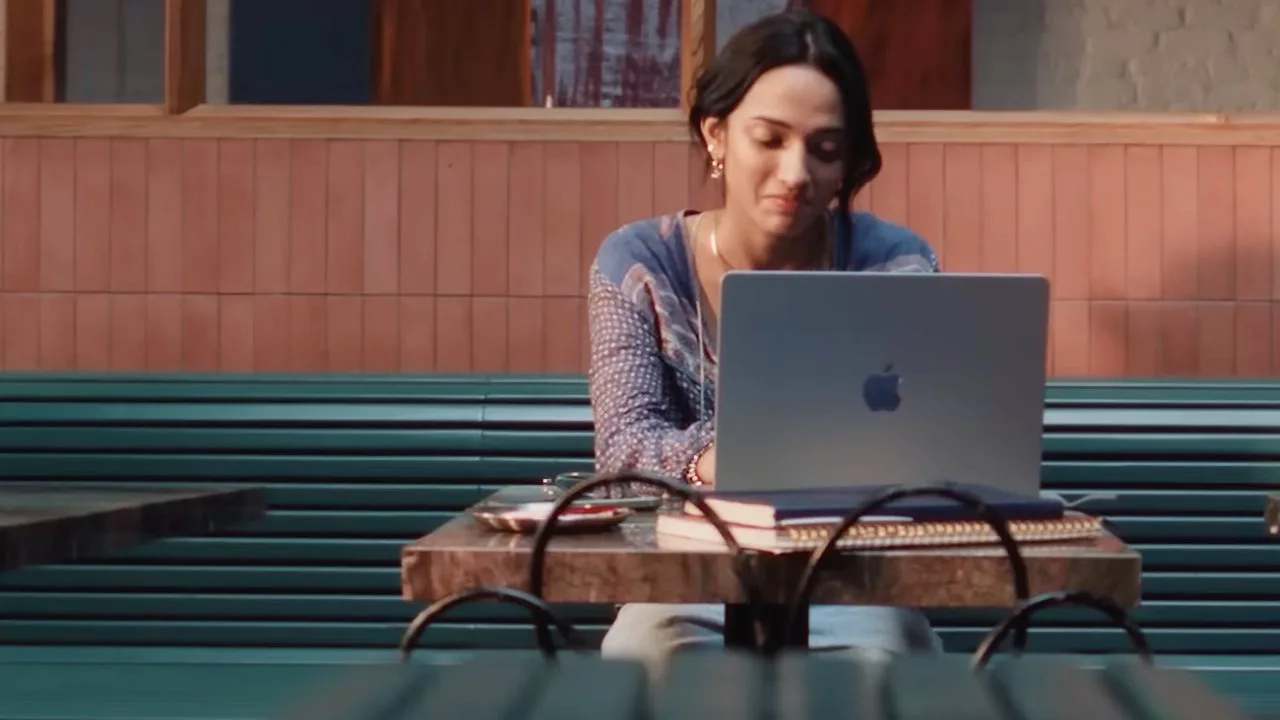 Studenți care lucrează la proiecte folosind laptopuri Mac.