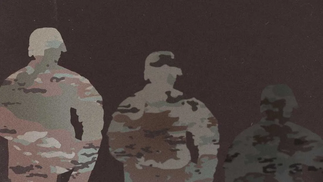 Silhouette de militari americani în uniformă, evidențiind neliniștea din rândurile lor.