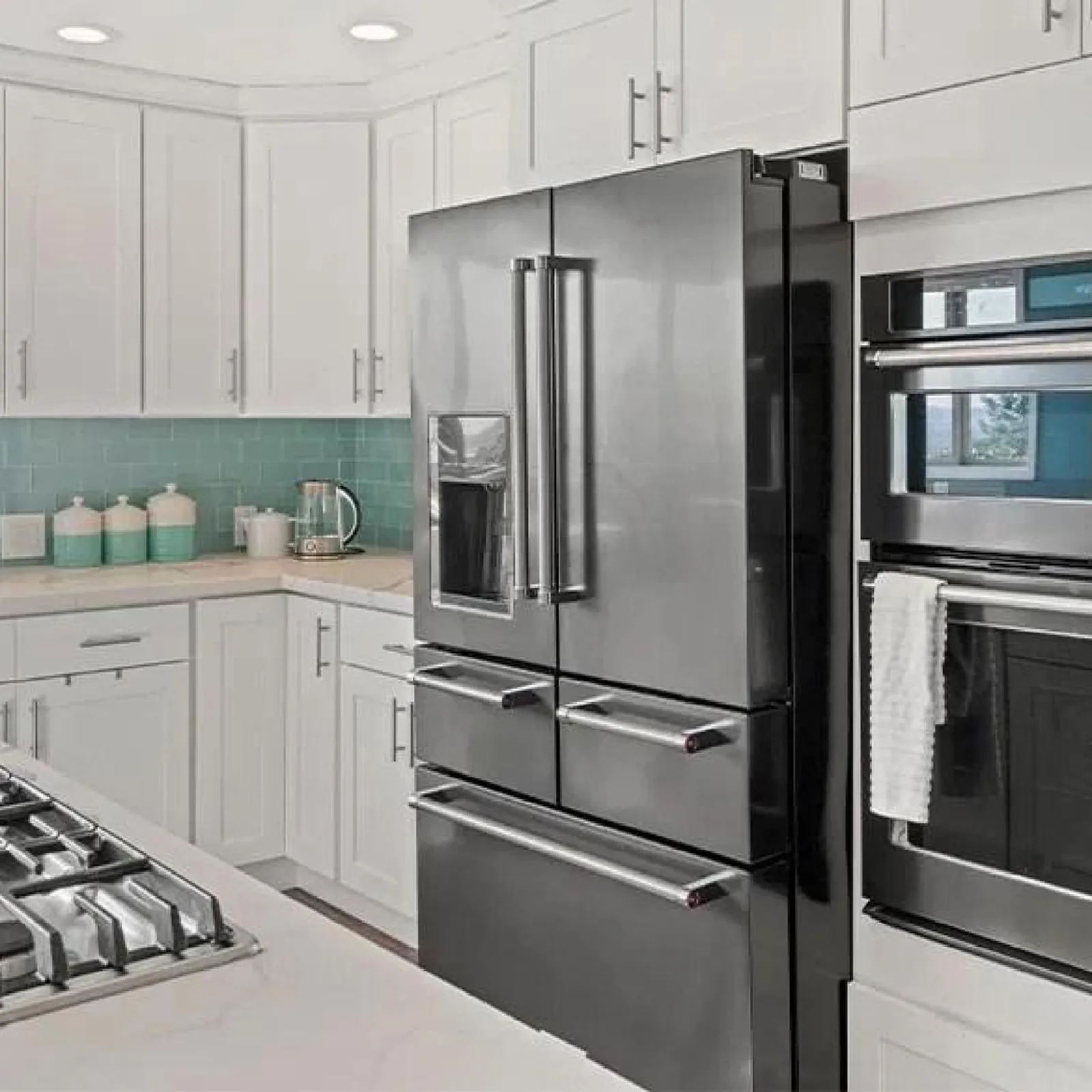 Frigider modern în bucătărie, cu design elegant și finisaj negru.